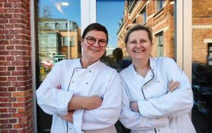 Twee koks voor Restaurant Arbed, een van de negen erkende sociale restaurants in Gent